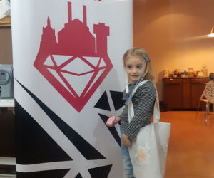 Bytom: Dają życie starym ubraniom i przerabiają je... na materiałowe torby, które zastąpią foliówki