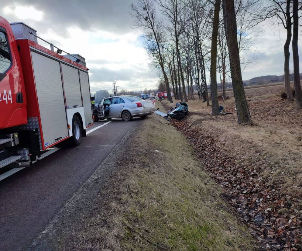 Piliki. Groźne zderzenie trzech samochodów. Jedna osoba zakleszczona w aucie [AKTUALIZACJA]