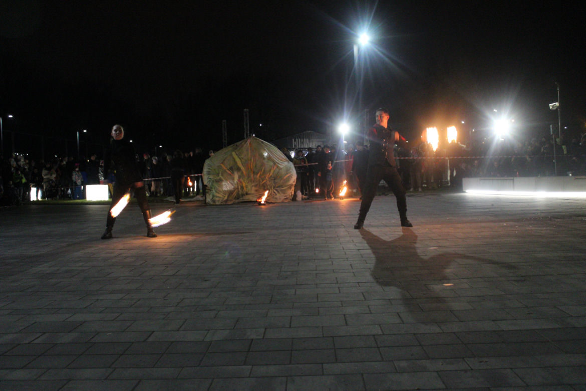 WOŚP 2023 w Krakowie: Fire Show w Nowej Hucie w wykonaniu grupy Spontan Fire
