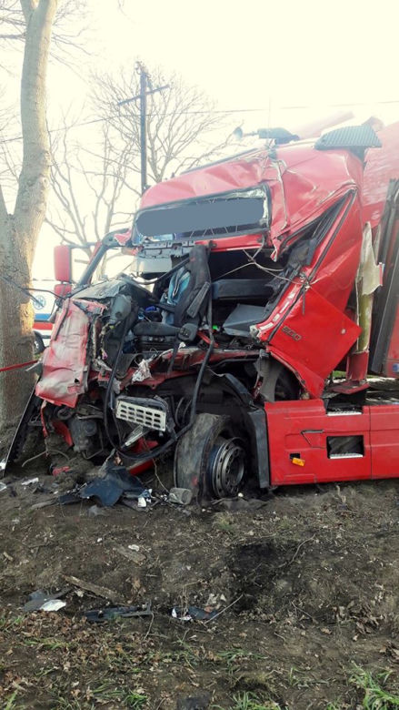 Tir roztrzaskał się na drzewie! Niebezpieczny wypadek pod Cybinką!