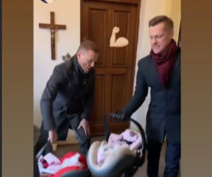 M jak miłość. Piotrek (Marcin Mroczek), Andrzej Budzyński (Krystian Wieczorek) na chrzcinach bliźniaczek