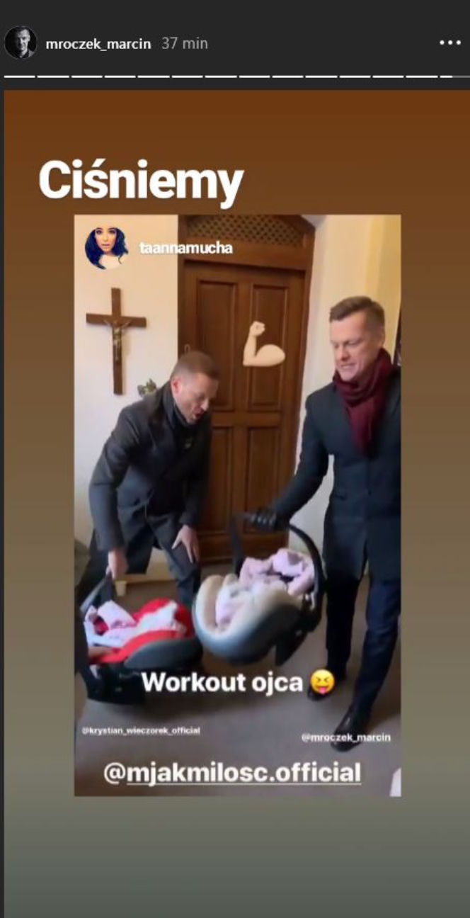M jak miłość. Piotrek (Marcin Mroczek), Andrzej Budzyński (Krystian Wieczorek) na chrzcinach bliźniaczek