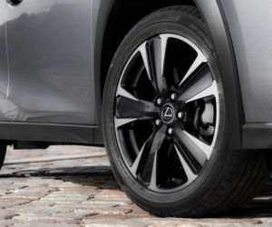 Lexus UX 250h E-Four Omotenashi