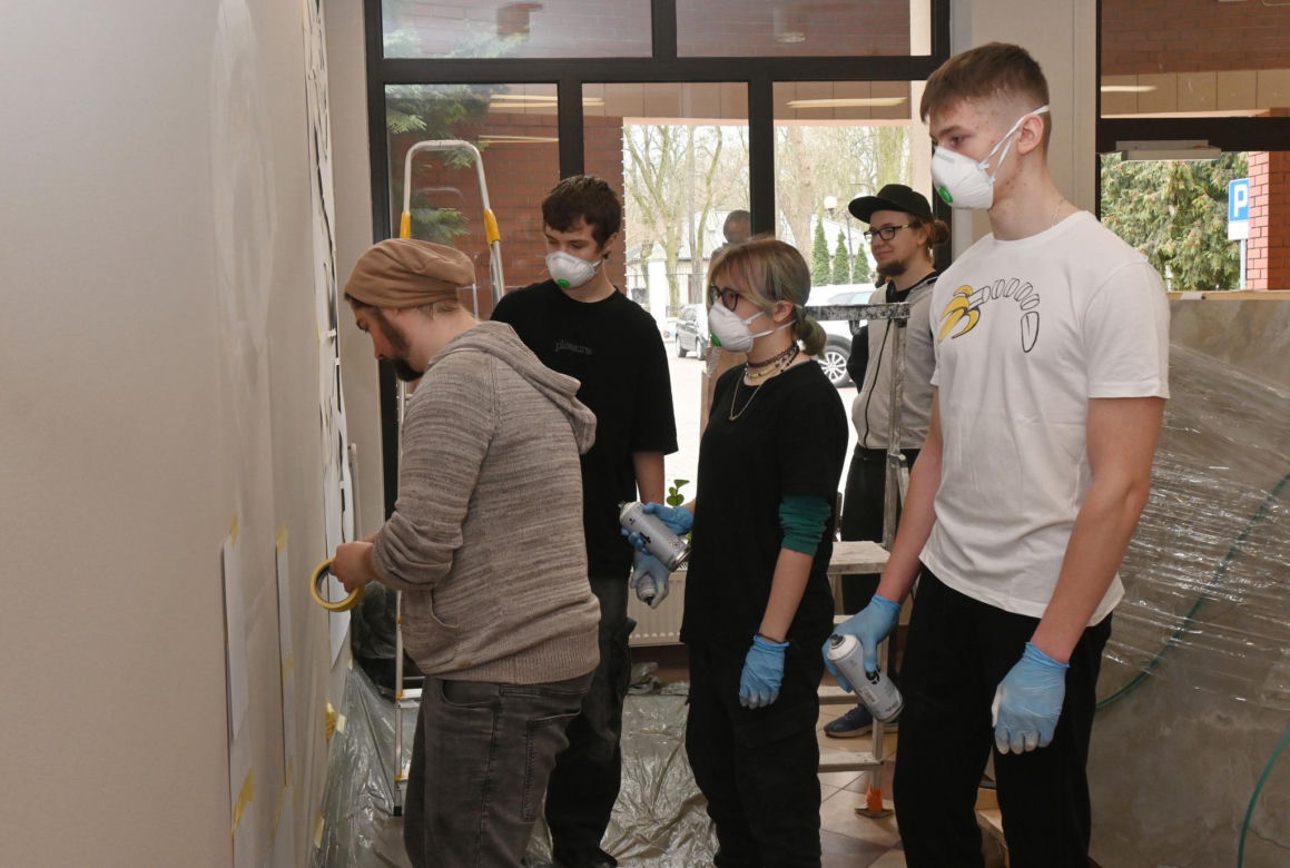 Uczniowie ZSP nr 1 stworzyli mural na ścianach szkoły. Grafika przedstawia patrona placówki