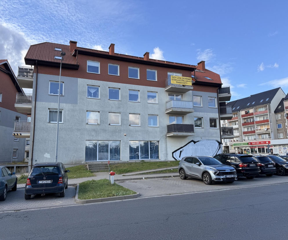 Blok przy ul. Armii Krajowej 8B w Stargardzie z banerem o gehennie mieszkańców. O sprawie przeczytasz na Muratordom.