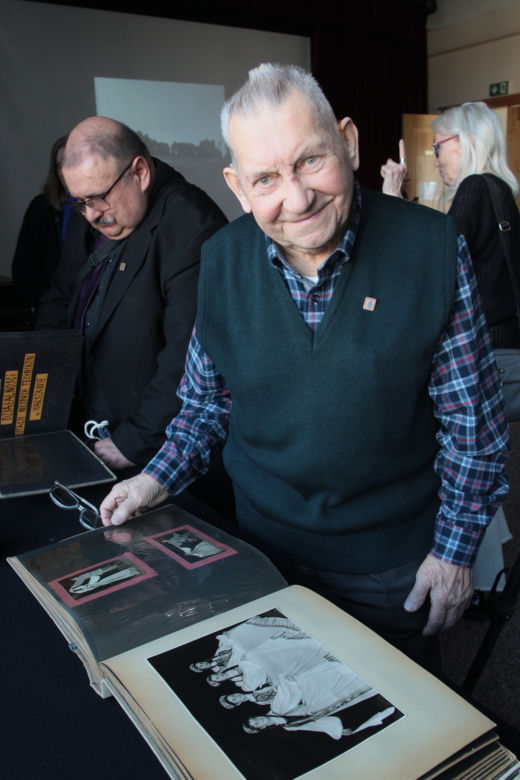 Tysiące zdjęć w piwnicy MDK przy Łazienkowskiej. Warszawiacy rozpoznają się na fotografiach z lat 60. i 70. 
