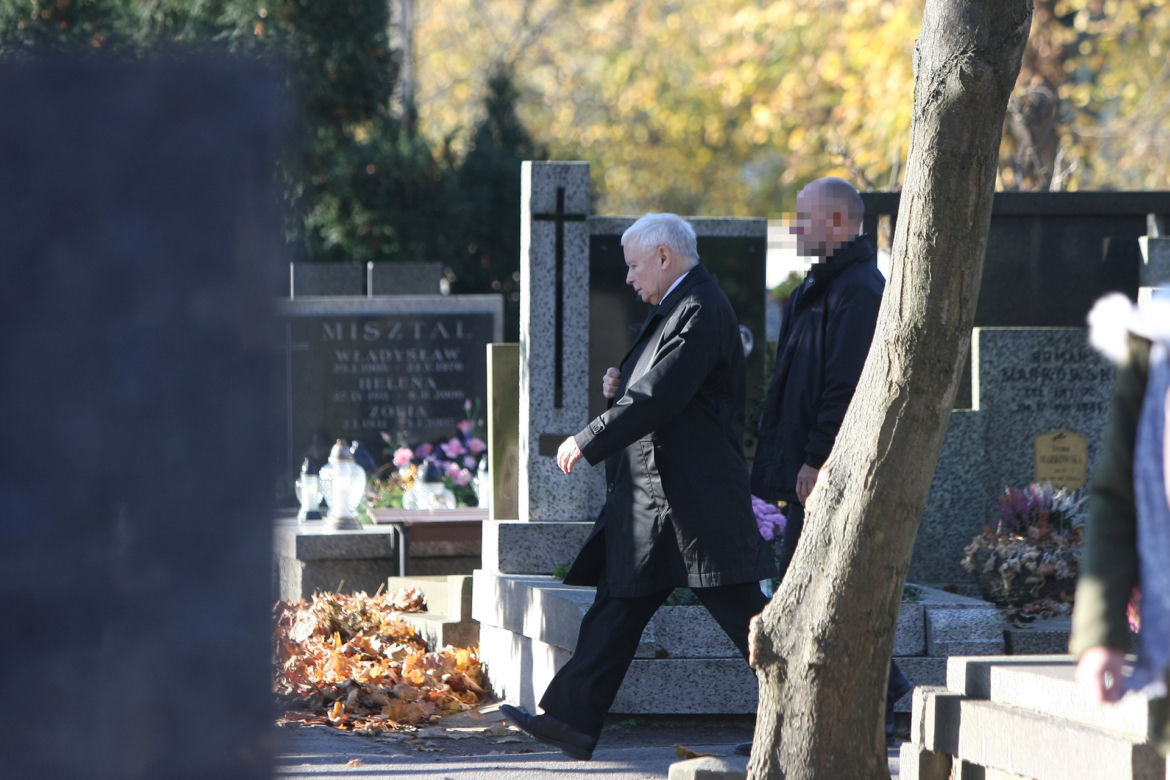 Jarosław Kaczyński odwiedził groby bliskich w Święto Zmarłych