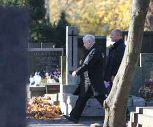Jarosław Kaczyński odwiedził groby bliskich w Święto Zmarłych