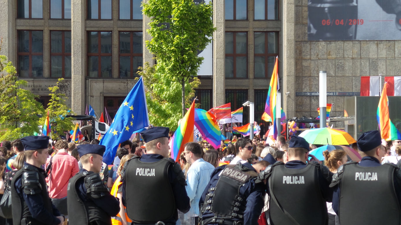 Gigantyczne siły policji zabezpieczały Marsz Równości i kontrmanifestacje w Krakowie