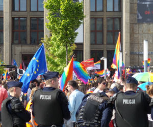 Gigantyczne siły policji zabezpieczały Marsz Równości i kontrmanifestacje w Krakowie