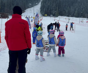 Kosiniak-Kamysz uczy dzieci szusować