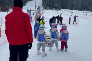 Kosiniak-Kamysz uczy dzieci szusować