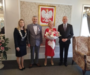 Pamiątkowe medale, legitymacje i kwiaty z okazji 50-lecia pożycia małżeńskiego odebrało w Siedlcach osiem par