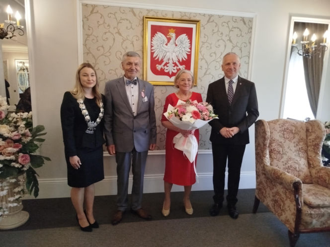 Pamiątkowe medale, legitymacje i kwiaty z okazji 50-lecia pożycia małżeńskiego odebrało w Siedlcach osiem par