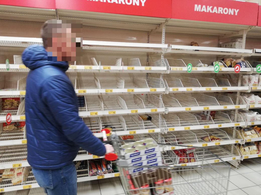 Koronawirus. Bydgoszczanie szturmują sklepy! Z półek znika żywność 