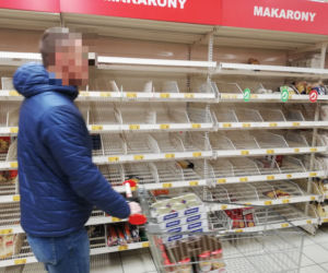 Koronawirus. Bydgoszczanie szturmują sklepy! Z półek znika żywność 