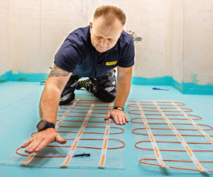 Ciepła podłoga w łazience? Zobacz, jak zamontować matę grzewczą (24 zdjęcia)