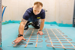 Montaż maty grzewczej krok po kroku. Pokazujemy jak prawidłowo ułożyć matę grzewczą w łazience - 24 zdjęcia z opisami