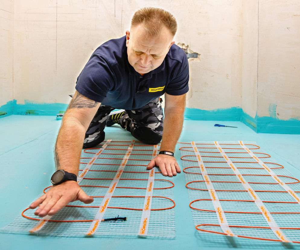 Ciepła podłoga w łazience? Zobacz, jak zamontować matę grzewczą (24 zdjęcia)