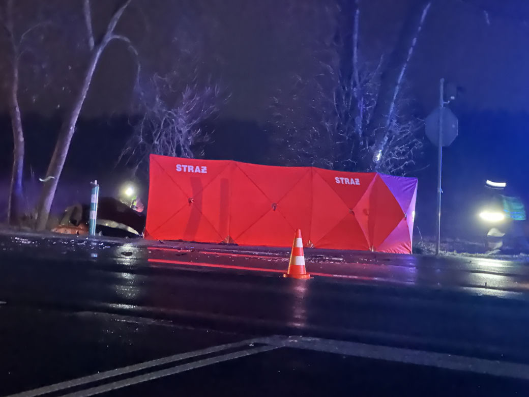Śmiertelny wypadek w Łochowie. Rozpędzony 84-latek wjechał swoją pandą w audi, jego auto wylądowało w rowie 