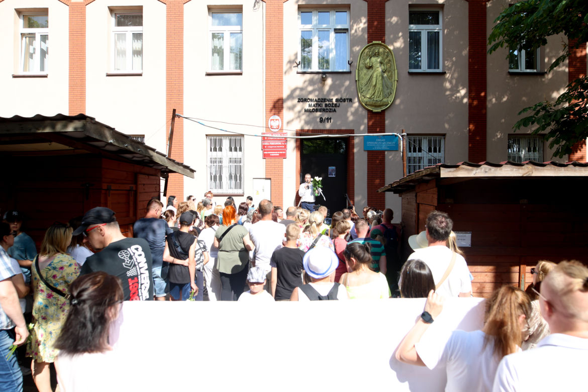 Biały Marsz dla Kamilka. Mieszkańcy Częstochowy przynieśli białe róże