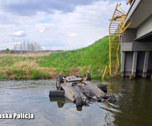 Pijany kierowca przebił barierki i spadł z mostu do rzeki