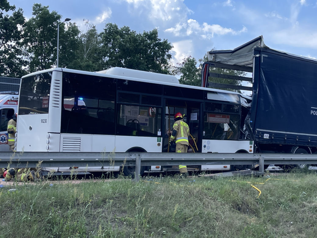 Wypadek miejskiego autobusu w Ząbkach