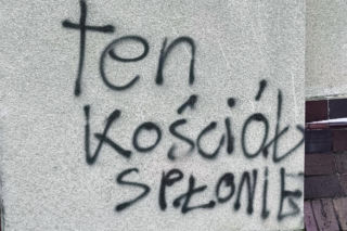 Satanistyczne znaki i groźby w Poznaniu. „Ten kościół spłonie”. Ksiądz zabiera głos