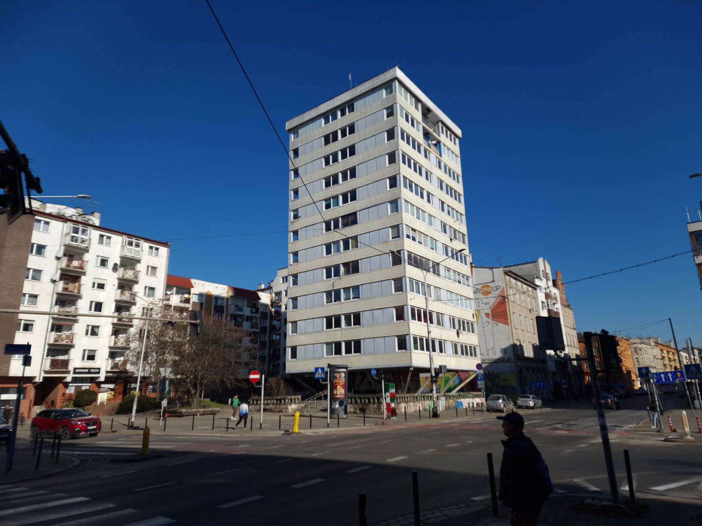 Trzonolinowiec - wieżowiec przy Kościuszki we Wrocławiu z lat 60. przed remontem