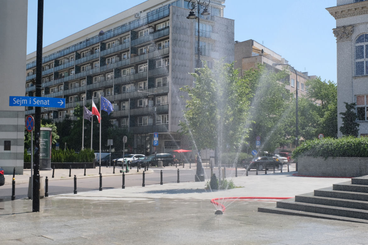 W Warszawie stanęły kurtyny wodne. Warszawiacy walczą z upałem