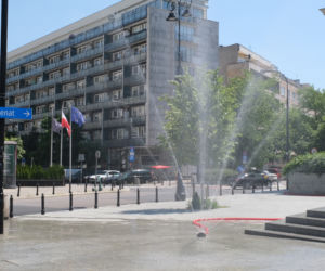 W Warszawie stanęły kurtyny wodne. Warszawiacy walczą z upałem