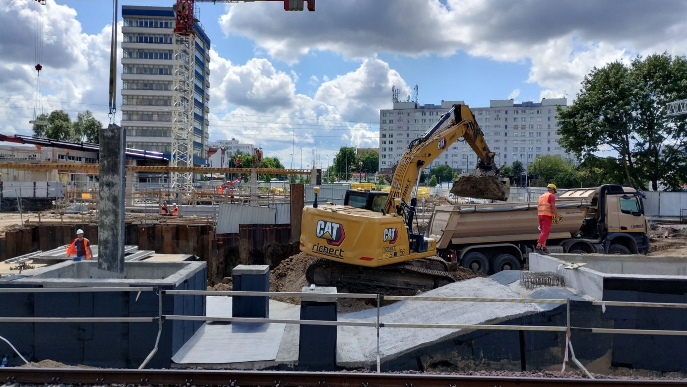 Trwają prace na stacji Olsztyn Główny. Pasażerowie korzystają już z przebudowanych peronów
