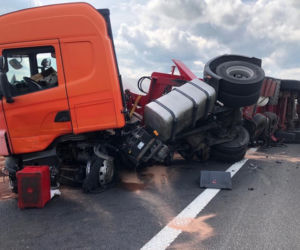 Wypadek na A4. Kierowcy jechali pod prąd korytarzem życia!