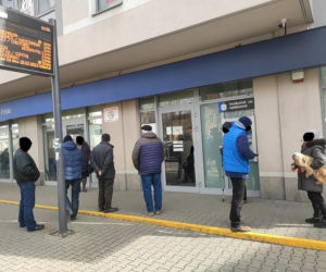 Kolejki na niektórych stacjach i przy bankomatach w Radomiu