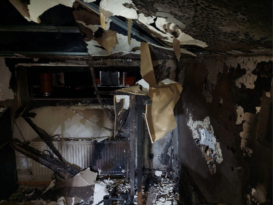 Kędzierzyn-Koźle. Horror! Poparzony leżał na poddaszu. Pożar w pawilonie handlowym [ZDJĘCIA]