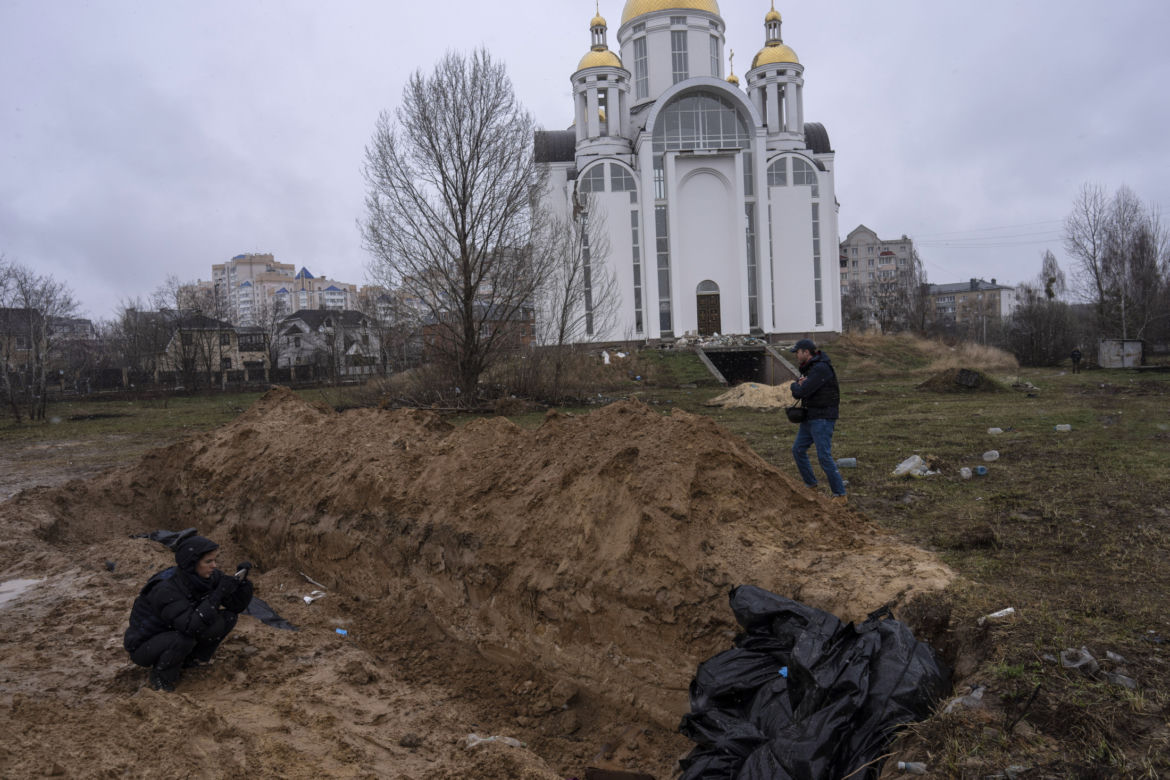 Wojna na Ukrainie. Ujawniono zdjęcia satelitarne ogromnego, masowego grobu w Buczy