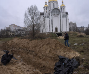Wojna na Ukrainie. Ujawniono zdjęcia satelitarne ogromnego, masowego grobu w Buczy