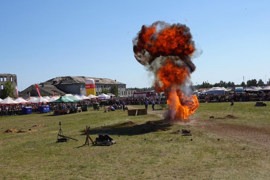 Zjawiskowe pokazy pirotechniczne, kurz i ryk silników