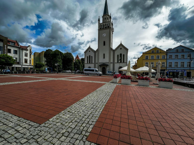 Adam stanął w obronie ukochanej, skatowali go na śmierć. Spoczął obok swoich braci