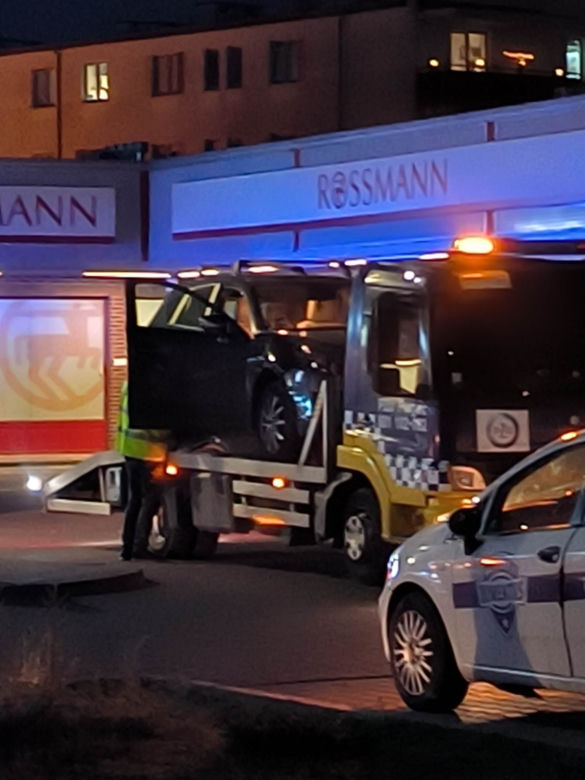 Kobieta wjechała autem do drogerii. Tłumaczy, że pomyliła gaz z hamulcem