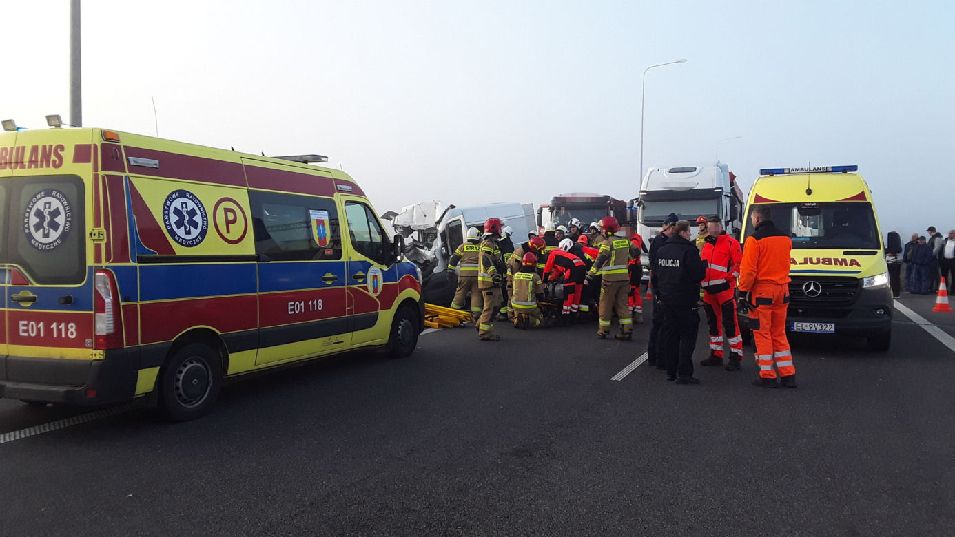 Śmiertelny wypadek na A1 pod Łodzią! 43-latek z busa nie żyje, kilka osób rannych [ZDJĘCIA].