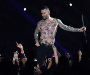 Maroon 5 i Adam Levine podczas Super Bowl 2019