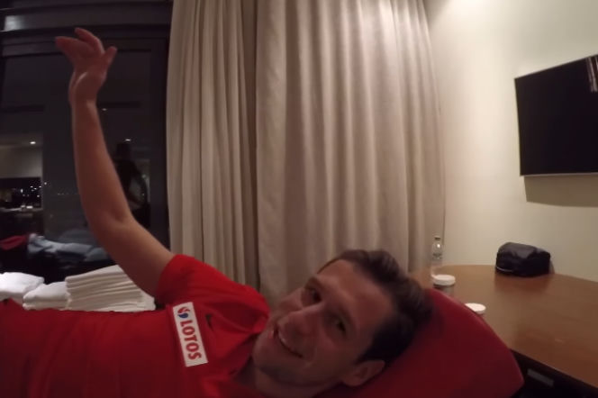 Grzegorz Krychowiak śpiewa RELIGIJNY hit! [VIDEO]