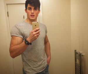 Seksowny Pietro Boselli. To ciacho uczy matematyki!