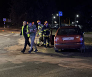 Dramatyczna akcja straży na Targówku, musieli użyć sprzętu do rozcinania aut