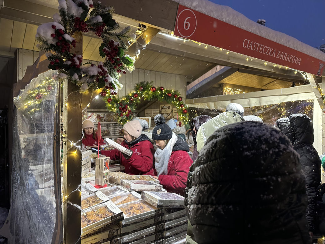 Choinka rozbłysła na Rynku Głównym. Tak wygląda Kraków w zimowej scenerii! 