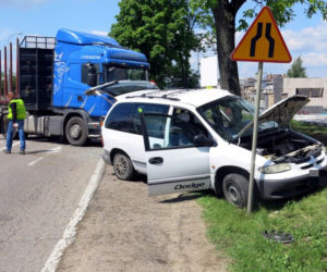 Białystok: Wyjechał ze stacji benzynowej wprost pod tira