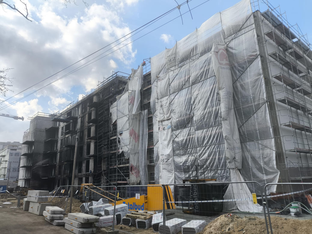 Tak wygląda plac budowy po gigantycznym pożarze w Warszawie. Mieszkańcy w szoku: „szkoda tych ludzi”