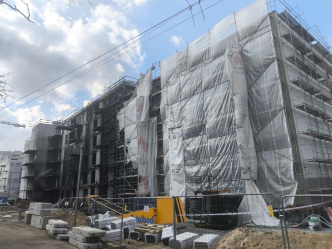 Tak wygląda plac budowy po gigantycznym pożarze w Warszawie. Mieszkańcy w szoku: „szkoda tych ludzi”