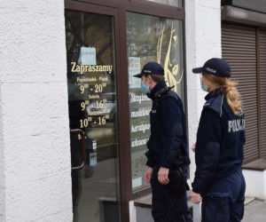 Policja kontroluje przestrzeganie obostrzeń w Krakowie